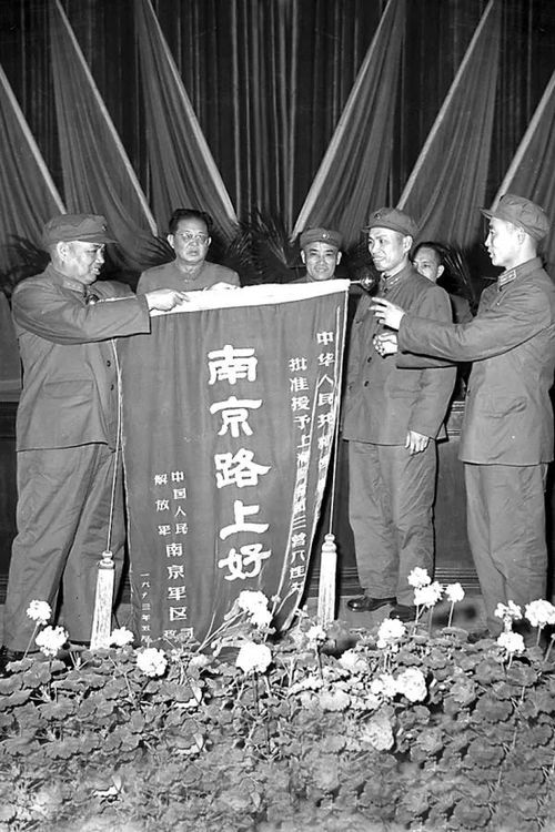 霓虹灯下的哨兵 一首理想主义叙事如何照亮全国